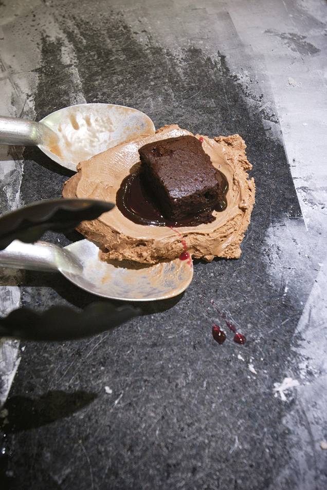Preparo: numa pedra gelada, o sorvete é misturado aos toppings antes de ir à casquinha