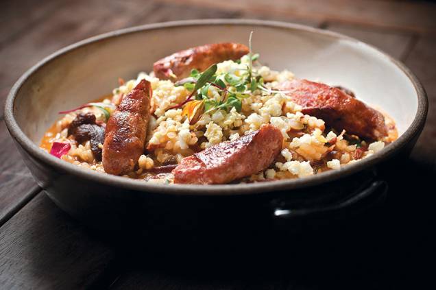 Arroz de carreteiro: receita enriquecida por charque e linguiça