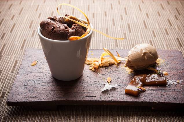 O suflê cremoso de chocolate belga tem a companhia de sorvete de caramelo