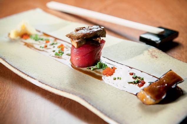 Kanashiro: ele prepara o sushi de atum e foie gras com caju caramelado na cara degustação