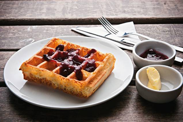 O crocante waffle com manteiga e geleia de frutas vermelhas