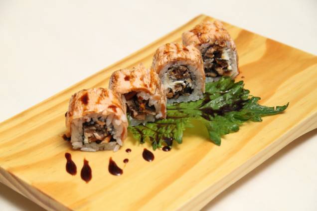 Sushi de salmão skin e molho tarê