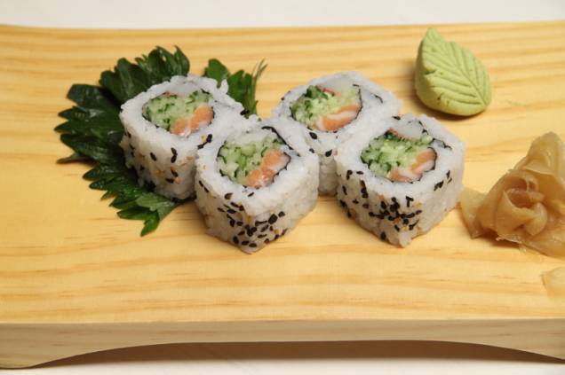 Sushi de salmão e pepino 