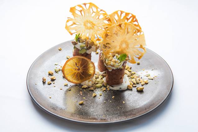 Uma das sobremesas traz um trio de cannoli coberto por rodelas de abacaxis Uma das sobremesas traz um trio de cannoli coberto por rodelas de abacaxis