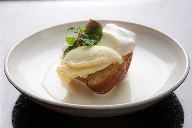 Outra sugestão doce, o delicado babá ao rum vem com creme inglês e sorvete de baunilha Outra sugestão doce, o delicado babá ao rum vem com creme inglês e sorvete de baunilha