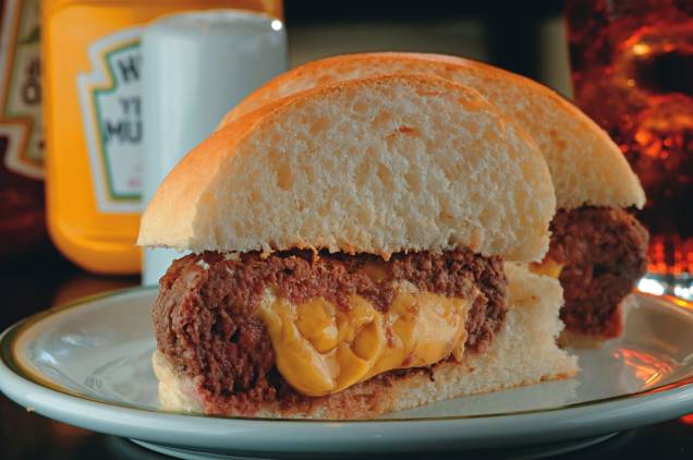 Duploburger: tipo de polpettone alto recheado de queijo prato no pão macio