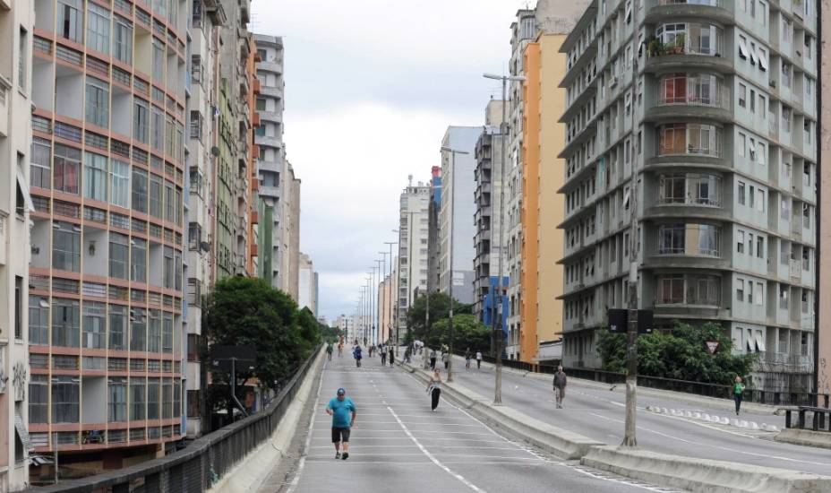 Minhocão no domingo pela manhã, sem trânsito, no centro de São Paulo