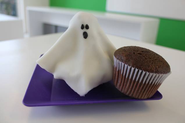 Na aula de Halloween, uma das receitas é o "bolinho fantasma"