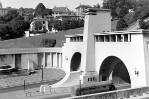 Imagem mostra o Mirante Nove de Julho em foto antiga, com casas ao invés de prédios no seu redor