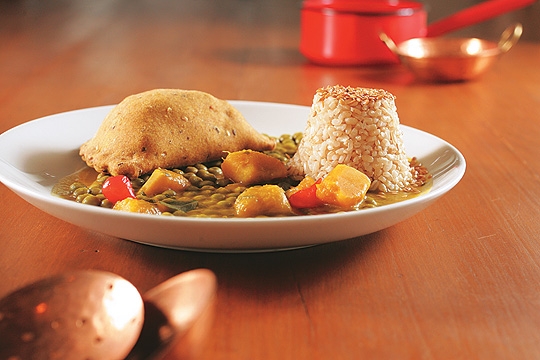 Cozido de lentilha misturado a cubos de abóbora japonesa e pimenta-cambuci, arroz integral e pastel assado de legumes: vegetariano e muito apetitoso