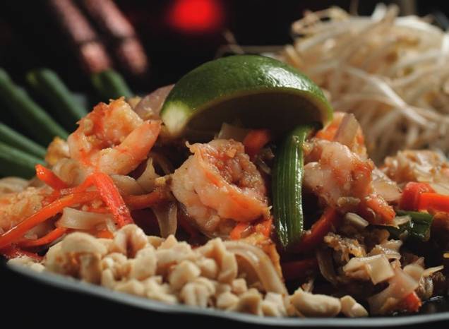 Pad thai, um talharim de arroz com camarão e vegetais
