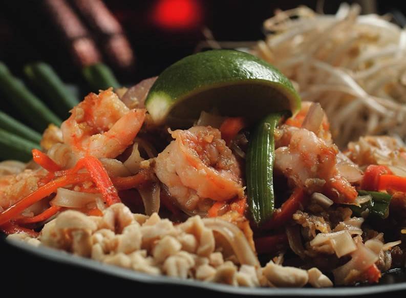 Pad thai, um talharim de arroz com camarão e vegetais Pad thai, um talharim de arroz com camarão e vegetais