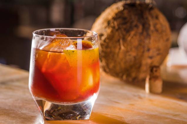 Negroni envelhecido no coco do restaurante Des Cucina Negroni envelhecido no coco do restaurante Des Cucina