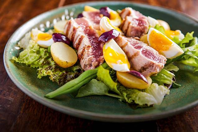 Salada niçoise: misto de alface, batata, vagem, azeitona preta e ovo gema cremosa coroado por atum na brasa