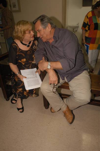 Nicette Bruno e Paulo Goulart conversando durante a leitura da peça teatral O Telescópio, no Teatro Glauce Rocha, em 2004