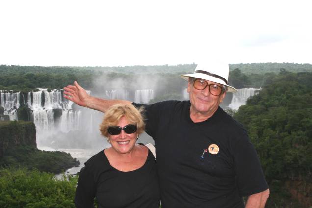 Nicette Bruno e Paulo Goulart, passeando nas cataratas do Parque Nacional do Iguaçu