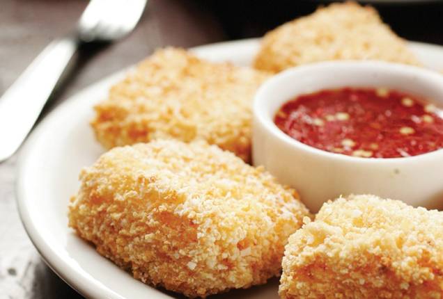 Tijolinhos de queijo de coalho cobertos de tapioca