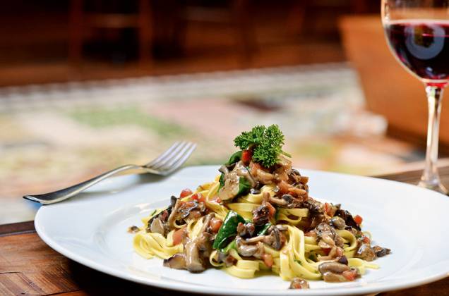 Fettuccine ao molho de cogumelos e espinafre Fettuccine ao molho de cogumelos e espinafre