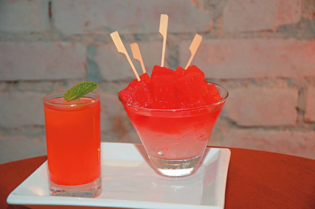 Um dos drinques do NOH: mojito coado injetado em cubos de melancia Um dos drinques do NOH: mojito coado injetado em cubos de melancia
