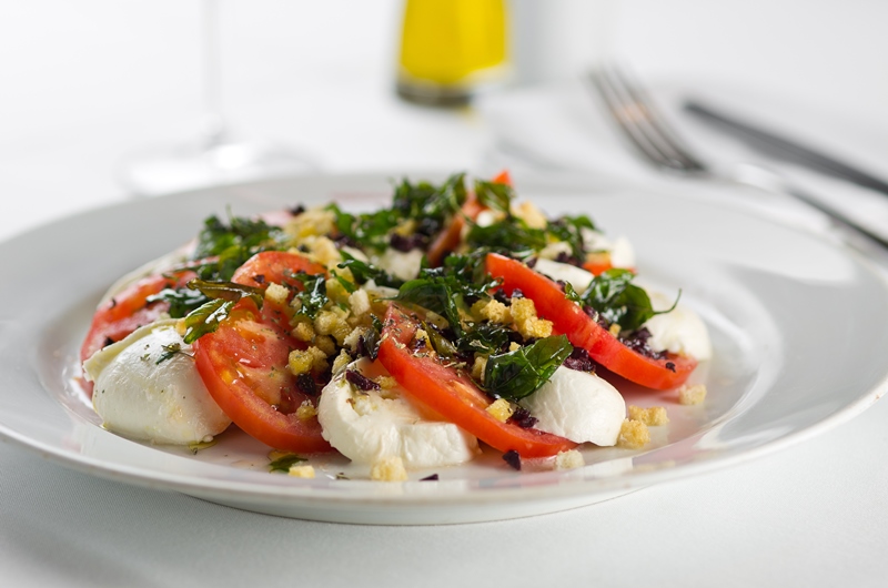 Salada verde com mussarela de búfala, tomate, manjericão e azeite