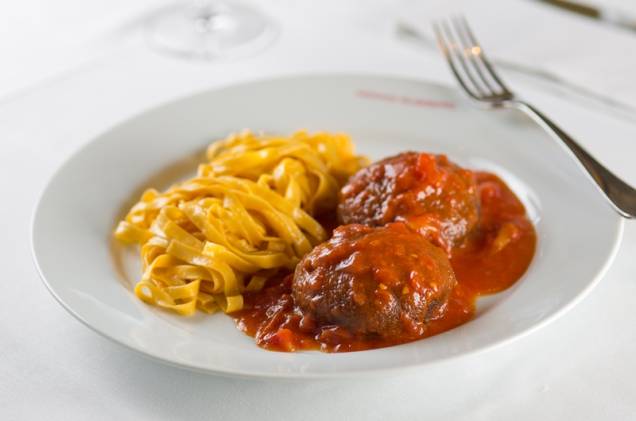 Polpette ao molho de tomate fresco com fettuccine na manteiga