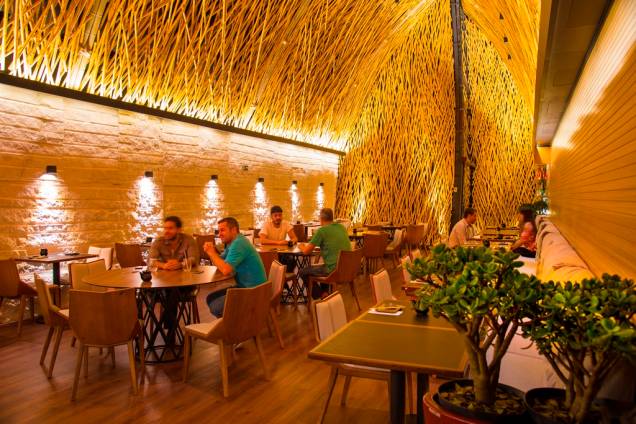 O bonito ambiente, revestido de bambu, foi criado pelo arquiteto Otávio de Sanctis