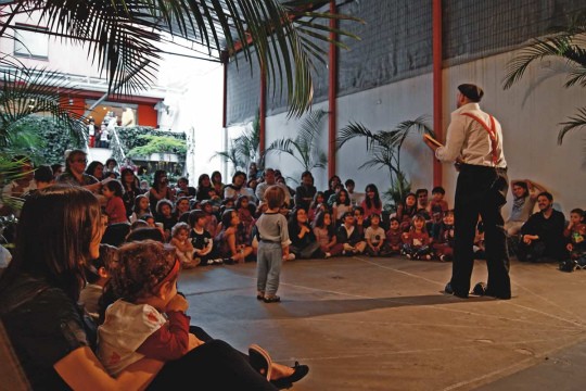 Galpão nos fundos: espaço amplo atrai a criançada para narrações de histórias