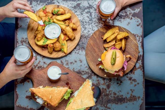 Para partilhar: fish and chips bem crocante e opções de sanduba Para partilhar: fish and chips bem crocante e opções de sanduba