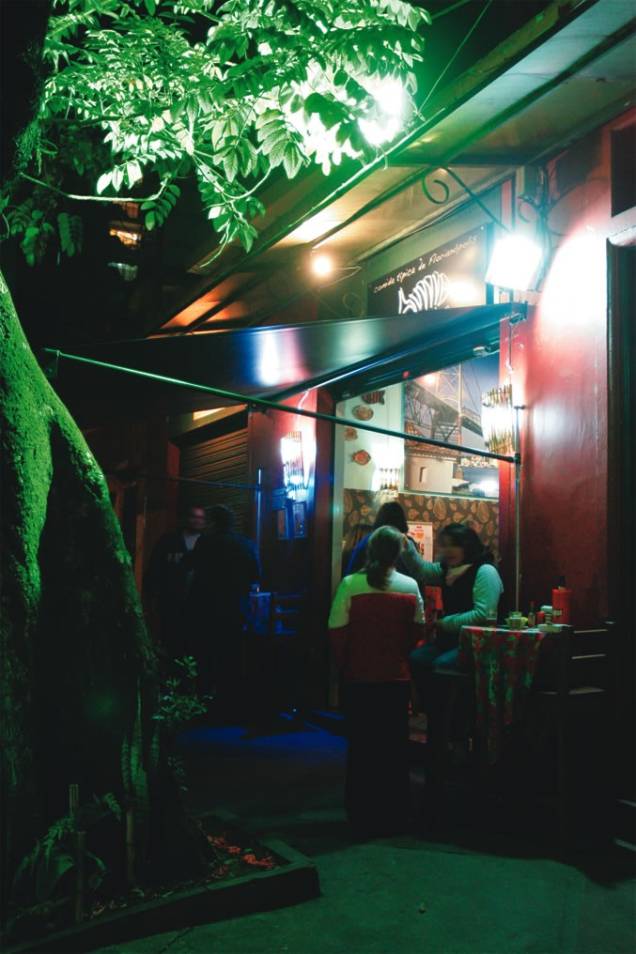 A entrada do bar: como o espaço interno é apertado, as mesas ficam na calçada A entrada do bar: como o espaço interno é apertado, as mesas ficam na calçada