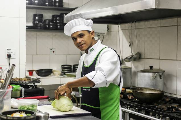 O chef Josevaldo Oliveira, baiano de Feira de Santana, cuida do fogão e da execução dos pratos
