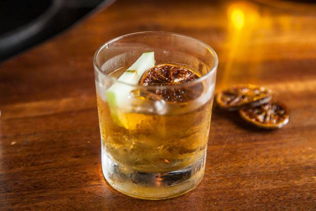 O drinque sauternes rum old fashione do bar Bona