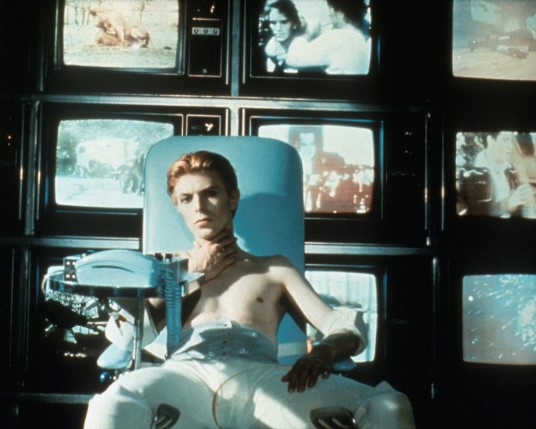 O Homem que Caiu na Terra: Bowie interpreta um alienígena infiltrado entre os humanos