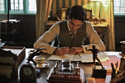 Ramanujan (Dev Patel), um gênio da matemática autodidata