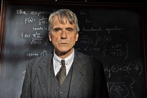  Professor GH Hardy (Jeremy Irons) o mentor de Ramanujan