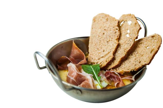 Ovo caipira cozido em baixa temperatura na companhia de creme de batata assadacom queijo, presunto cru e torradas Ovo caipira cozido em baixa temperatura na companhia de creme de batata assadacom queijo, presunto cru e torradas