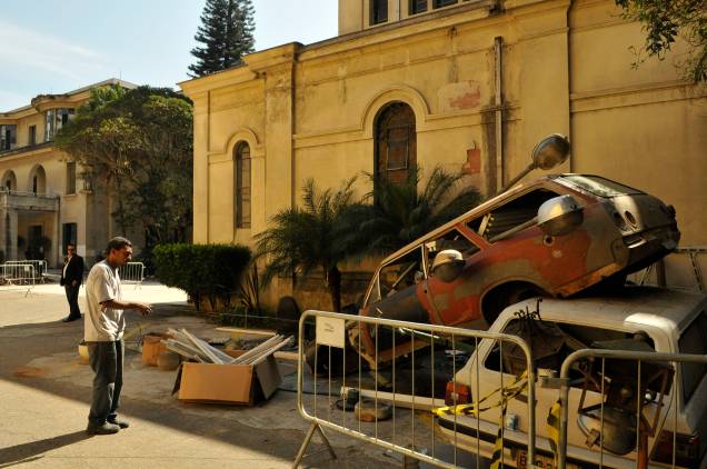 Daniel de Paula usou duas ambulâncias abandonadas no pátio para fazer Proposta Daniel de Paula usou duas ambulâncias abandonadas no pátio para fazer Proposta