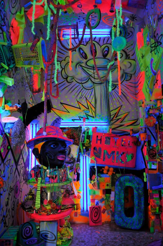 Kenny Scharf criou a Cosmic Cavern Kenny Scharf criou a Cosmic Cavern