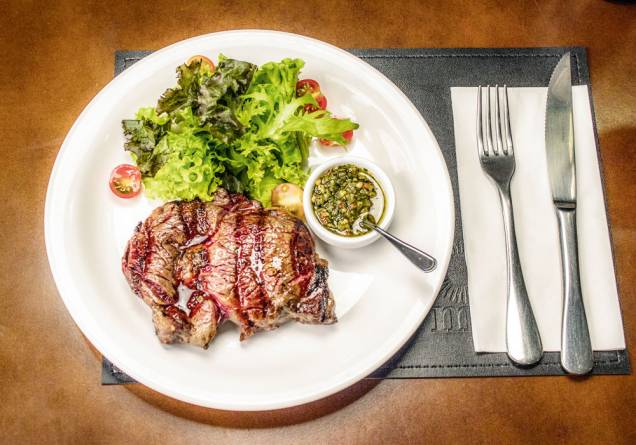 Ojo de bife com salada: no ponto certo Ojo de bife com salada: no ponto certo