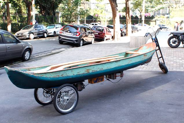 A obra é ativada pelo público, que dirige a canoa pelo complexo do museu A obra é ativada pelo público, que dirige a canoa pelo complexo do museu