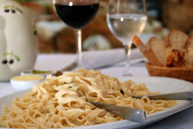 Osteria del Pettirosso: fettuccine imperiali leva apenas manteiga com queijo grana padano