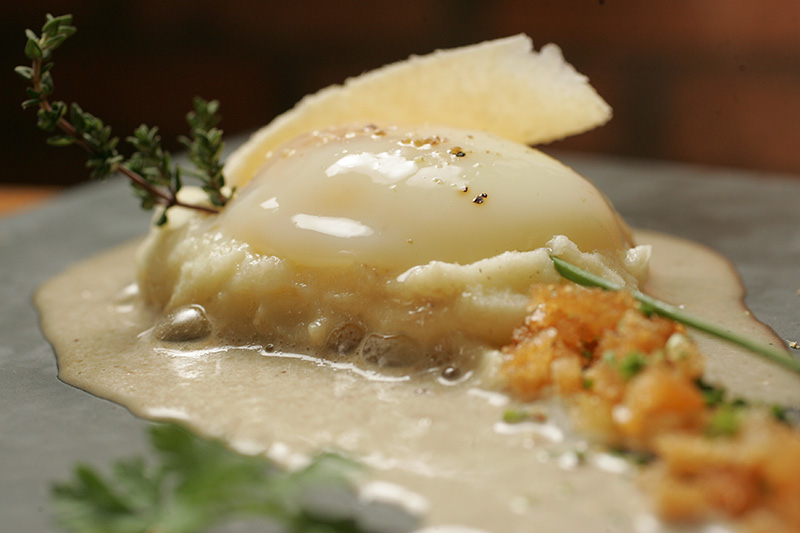 Ovo perfeito ao creme de cogumelos porcini e parmesão