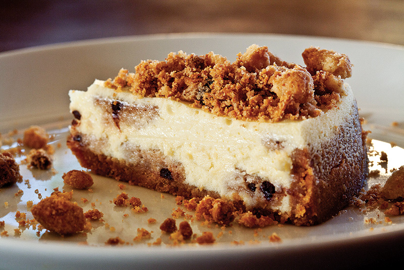 P.J. Clarke’s oferece até três versões especiais de cheesecake, como esta coberta por cookies e crumble