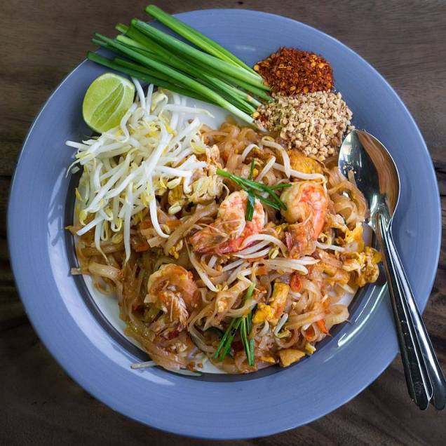 Pad thai: macarrão de arroz, camarão e especiarias