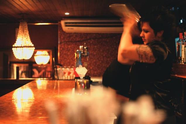 A bartender Michelly Rossi