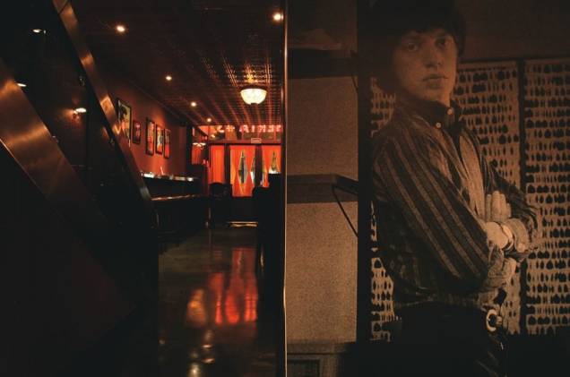 Sob o olhar de Mick Jagger, em foto numa das paredes: ambiente retrô com jeito de pub
