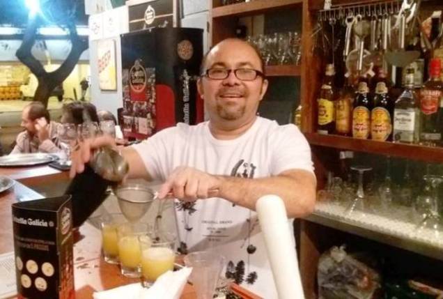 O barman Neto Oliveira: no balcão de seu boteco