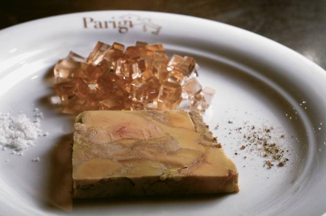 Terrine de foie gras servida junto de cristais de flor de sal e geleia de vinho do Porto: uma das estrelas do cardápio