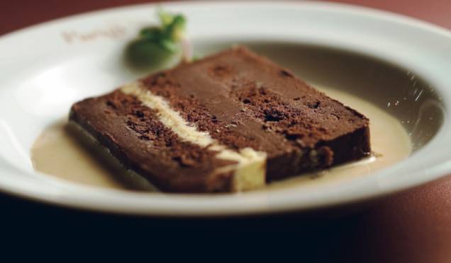 Torta musse de chocolate amargo, crocante de avelã e calda de café