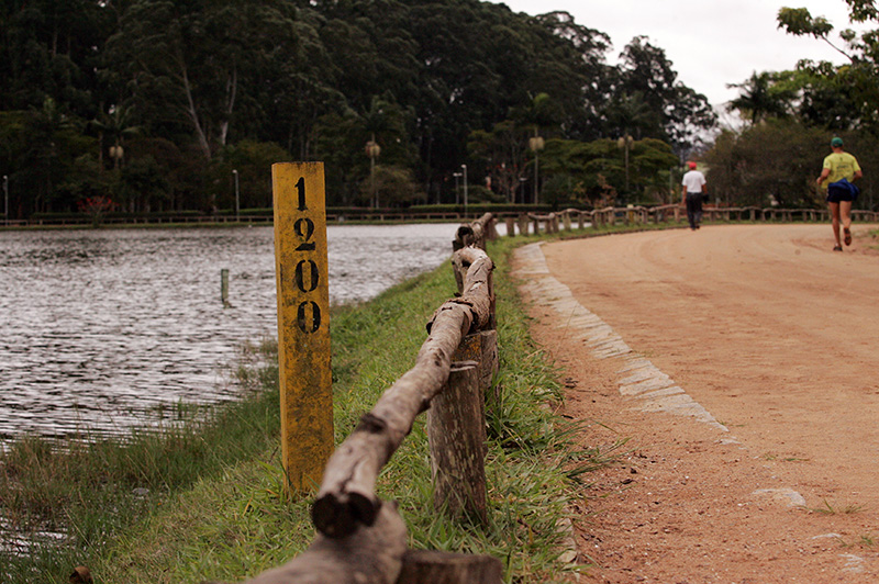 Ao lado do lago, é possível realizar corrida, na pista de terra