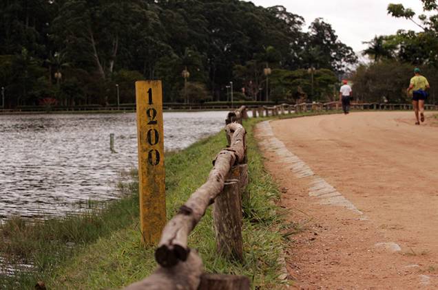 Ao lado do lago, é possível realizar corrida, na pista de terra